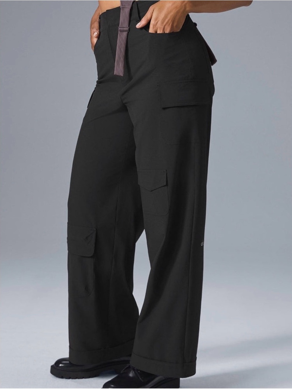 ALO Yoga Mid-Rise Workwear Cargo Pants in Black EUC Sz Small - Picture 2 of 9